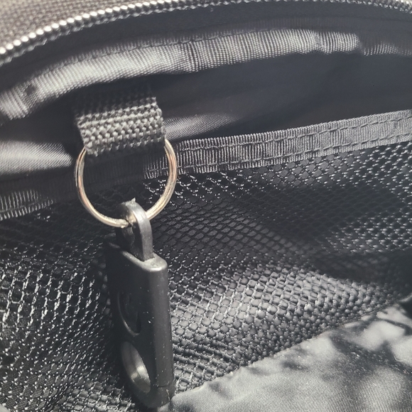 Vintage 2005 Walt Disney World Black Unisex Zip Up Fanny Pack Bag with Strap - Picture 7 of 9